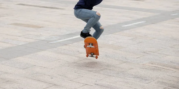 Skateboarder Skateboarding Εξωτερικούς Χώρους Πρωί — Φωτογραφία Αρχείου