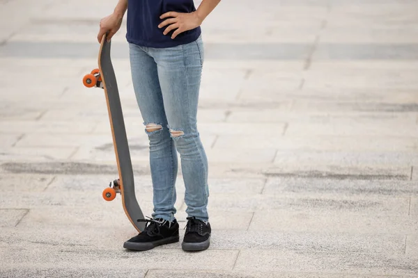 Skateboarder Πόδια Skateboarding Στην Ύπαιθρο — Φωτογραφία Αρχείου