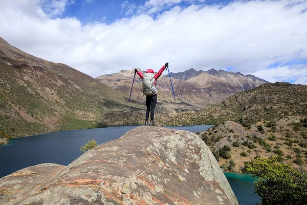 Donna Escursionista Zaino Spalla Belle Montagne Invernali — Foto Stock