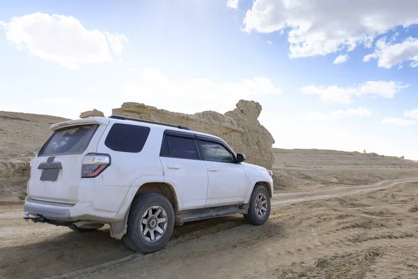 Beautiful White Colored Suv Car Road — Stock Photo, Image