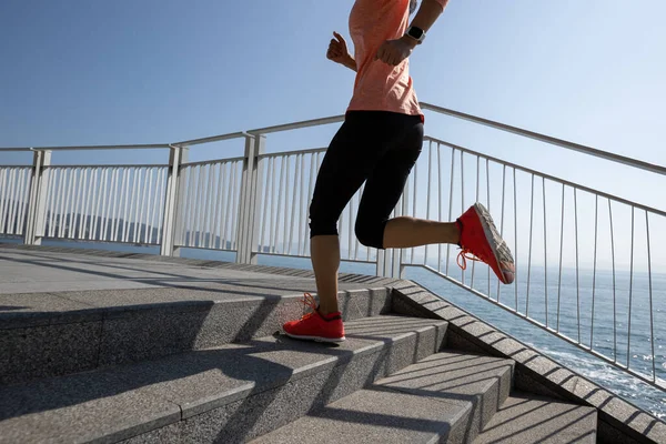 Estilo Vida Saudável Fitness Sports Woman Runner Running Stairs Seaside — Fotografia de Stock