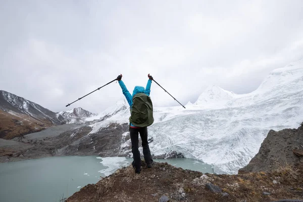 Succesvolle Vrouw Backpacker Vieren Winter Hoge Hoogte Berg Top — Stockfoto