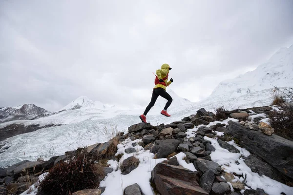 Žena Stezka Běžec Napříč Zemí Běží Kopce Zimní Sníh Hora — Stock fotografie