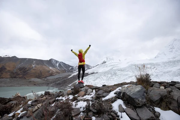 Femme Couronnée Succès Coureur Bras Ouverts Hiver Glaciers Fossiles Montagnes — Photo