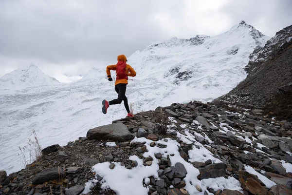 Femme Trail Runner Cross Country Running Hill Winter Snow Mountain — Photo