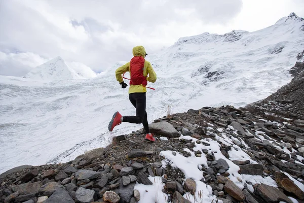 Femme Trail Runner Cross Country Running Hill Winter Snow Mountain — Photo