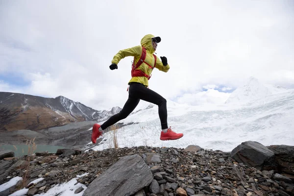 Žena Stezka Běžec Napříč Zemí Běží Kopce Zimní Sníh Hora — Stock fotografie