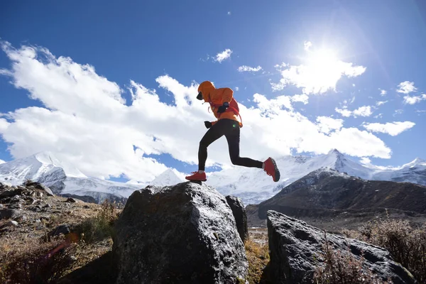 Woman Trail Runner Cross Country Running High Altitude Winter Natur — Stock Photo, Image