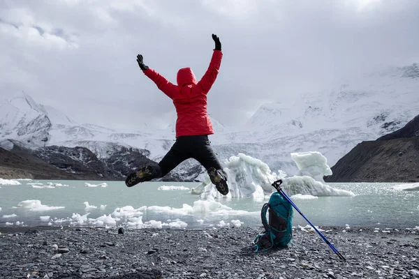 Mulher Caminhante Aplaudindo Saltar Frente Para Lagoa Geleira Inverno — Fotografia de Stock