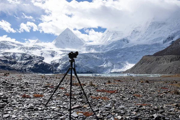 Fotoaparát Stativu Fotografující Vysokohorskou Krajinu — Stock fotografie