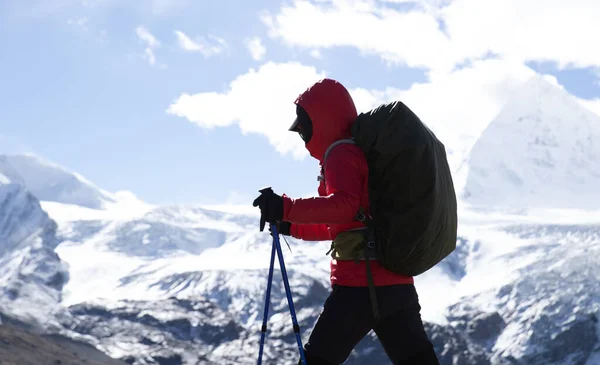 Mulher Bem Sucedida Mochileiro Caminhadas Inverno Montanhas Alta Altitude — Fotografia de Stock