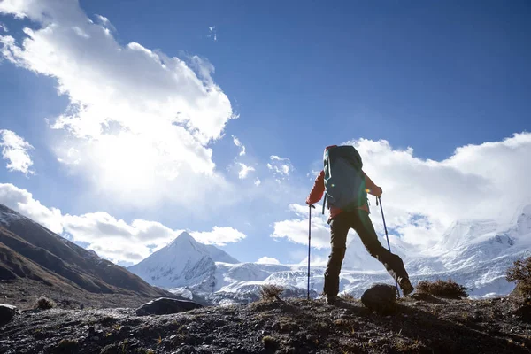 Mulher Bem Sucedida Mochileiro Caminhadas Inverno Montanhas Alta Altitude — Fotografia de Stock