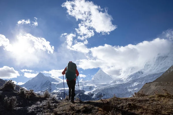 Sterke Vrouw Backpacker Wandelen Winter Hoge Hoogte Bergen — Stockfoto