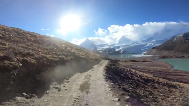 근처의 산에서 오솔길을 달리는 비포장도로 차량의 아름다운 — 비디오