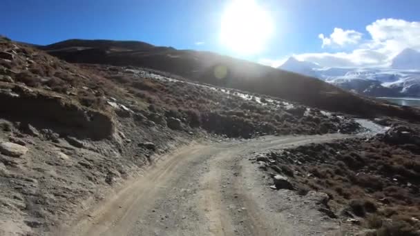 산속의 달리는 비포장도로의 아름다운 — 비디오