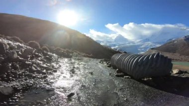 Dere yansımalı dağ manzarası