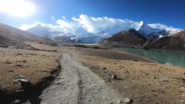 Dağlardaki bahar patikalarında hareket eden güzel bir off-road arabası manzarası