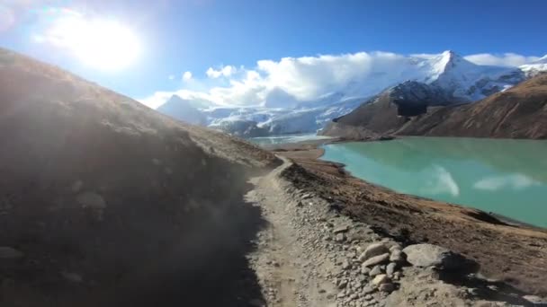 근처의 산에서 오솔길을 달리는 비포장도로 차량의 아름다운 — 비디오