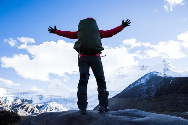 Exitosa Mujer Mochilera Senderismo Las Montañas Invierno — Foto de Stock