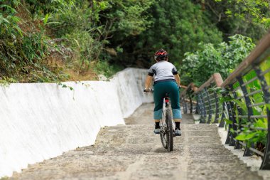 Kadın Freerider merdivenlerden iniyor. Spor ekstrem ve aktif yaşam tarzı