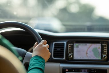 Şehir yolunda araba sürüyorum