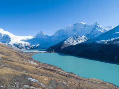 Tibet, Çin 'de mavi gökyüzünün altındaki kar dağları