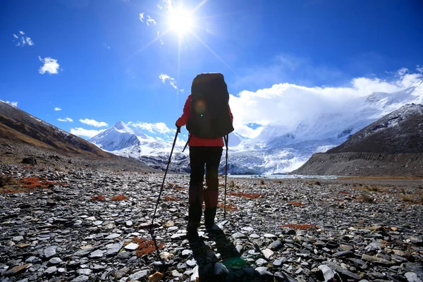 Mulher Caminhante Caminhadas Montanhas Inverno Alta Altitude — Fotografia de Stock