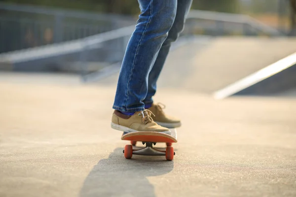 Asian Woman Skateboarder Skateboarding Skatepark — Stock Photo, Image