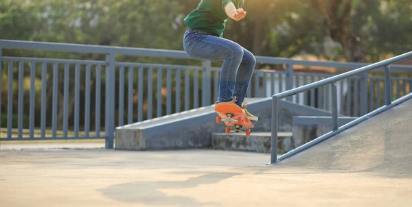 Azjatka Deskorolkarka Skateboarding Skateparku — Zdjęcie stockowe