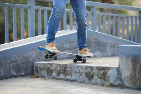 Azjatka Deskorolkarka Skateboarding Skateparku — Zdjęcie stockowe