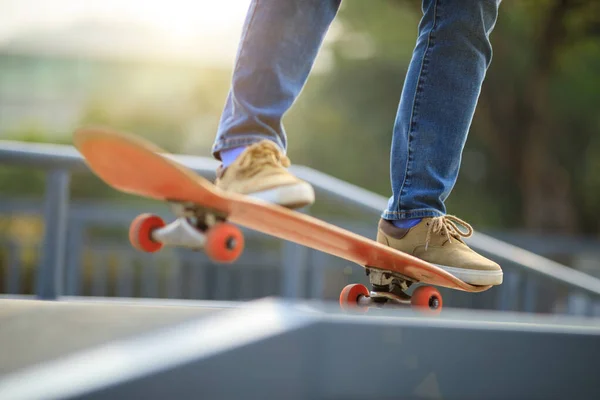 Aziatische Vrouw Skateboarder Skateboarden Skatepark — Stockfoto