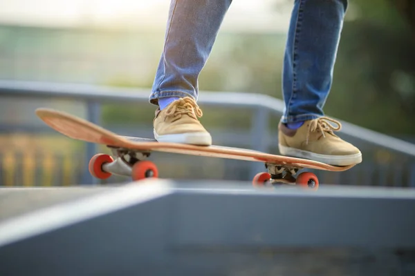 Asijské Žena Skateboarder Skateboarding Skatepark — Stock fotografie