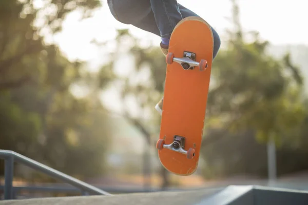 Asiatico Donna Skateboarder Skateboard Skatepark — Foto Stock