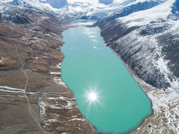 Montañas Nieve Lago Bajo Cielo Azul Tíbet China — Foto de Stock
