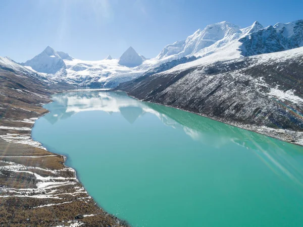 Sněhové Hory Pod Modrou Oblohou Tibetu Čína — Stock fotografie