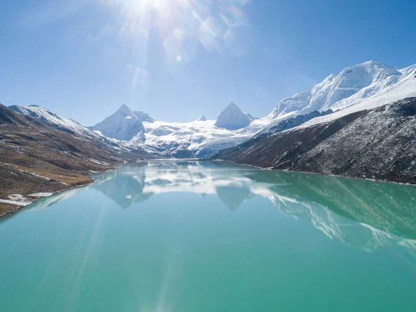 Sněhové Hory Jezero Pod Modrou Oblohou Tibetu Čína — Stock fotografie