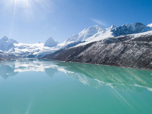 Montañas Nieve Lago Bajo Cielo Azul Tíbet China — Foto de Stock