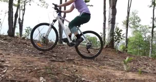 Radfahrerin Radelte Auf Frühlingsbergweg — Stockvideo