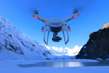 Uçan İHA Tibet, Çin 'deki buzullu lagünün fotoğrafını çekiyor.