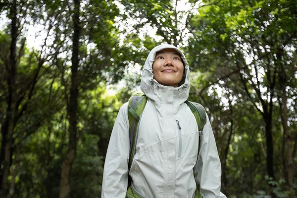 Donna Escursionista Backpacker Nella Foresta Primaverile — Foto Stock