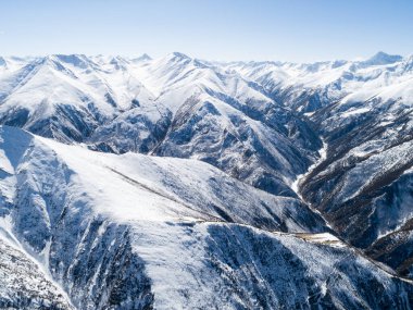 Tibet Çin 'deki yüksek rakımlı dağları kaplayan kar manzarası
