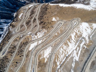 Tibet Çin 'deki dolambaçlı dağ yolunun hava manzarası.
