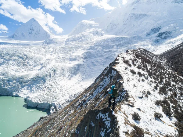 Вид Воздуха Успешную Женщину Туриста Поднимающуюся Холм Зимние Высокогорные Горы — стоковое фото