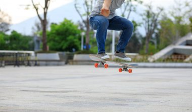 Kaykaycı kaykaycı sabahları dışarıda kaykay yapıyor.