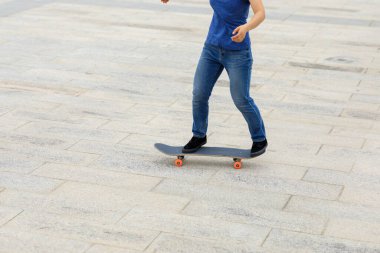 Kaykaycı kaykaycı sabahları dışarıda kaykay yapıyor.