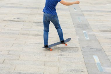 Kaykaycı kaykaycı sabahları dışarıda kaykay yapıyor.