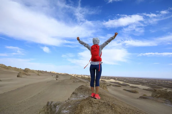 Exitosa Mujer Sendero Corredor Brazos Abiertos Las Dunas Del Desierto — Foto de Stock