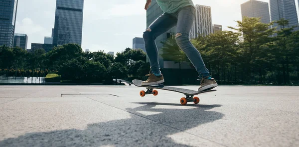 Azjatka Deskorolkarka Skateboarding Nowoczesnym Mieście — Zdjęcie stockowe