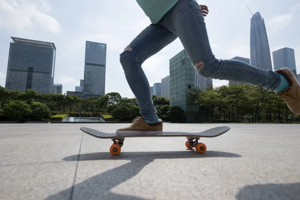 Skateboarder Skateboarding Při Východu Slunce Města — Stock fotografie