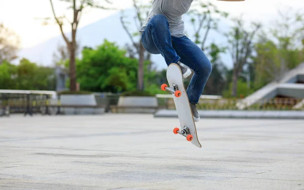 Azjatka Deskorolkarka Skateboarding Nowoczesnym Mieście — Zdjęcie stockowe